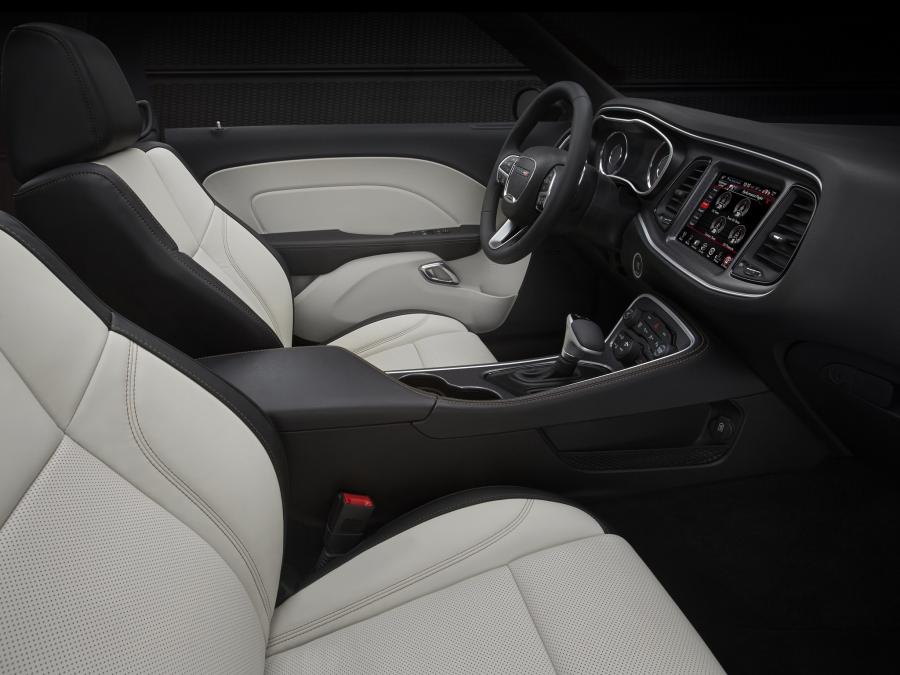  Dodge Challenger R/T Shaker 2015 года  (фото 2 из 54)